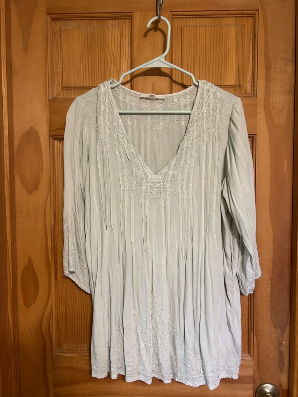 Solitaire Light Sage Embroidered V-Neck Women's Tunic Top Size 1X Like New